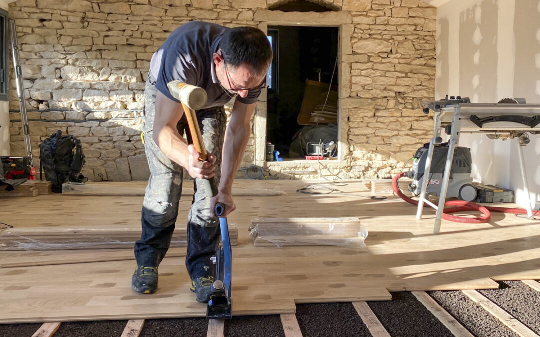 Lambourder et clouer un parquet en chêne