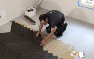 Poser et coller un parquet bâton rompu huilé