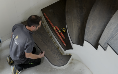 Poser des marches en chêne massif sur un escalier arrondi en béton