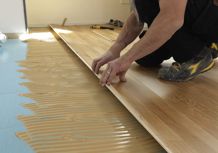 Comment coller un parquet sur du carrelage